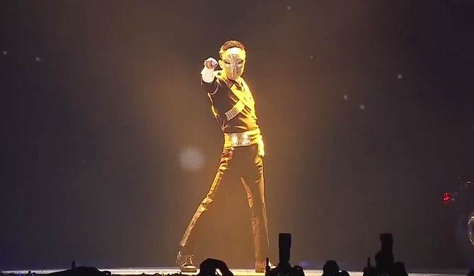 Ông trùm thương mại điện tử Trung Quốc nhảy điệu Michael Jackson đầy chất nghệ sỹ 